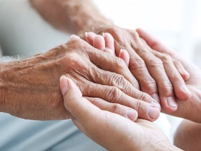 Mãos de uma pessoa idosa apoiadas