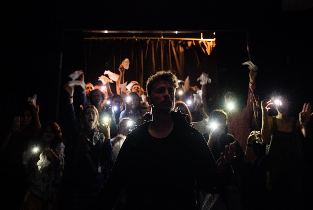 Pedro Paupério em palco no Teatro TIC TAC